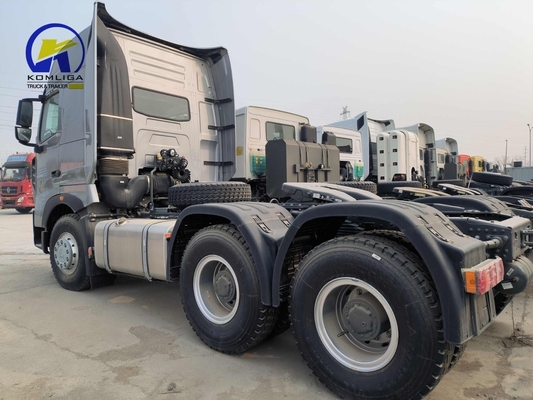 Sinotruk HOWO Camion 6X4 10 ruote Camion trattore usato con cisterna di olio in alluminio da 400L