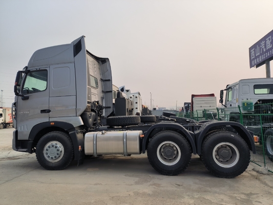 Sinotruk di seconda mano HOWO Trattiore capo rimorchio 6X4 Trattiore con cambio Hw19710