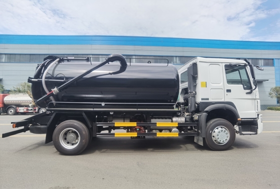 Sinotruk 4X2 Heavy Duty HOWO Septic Pump Truck con cambio motore Hw19710 Modello Wd615