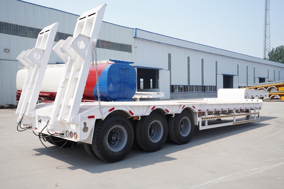 Sinotruk HOWO 3assi 60t Semi-Lowbed Trailer con Rampa 7000-8000mm Base delle Ruote Flatbed