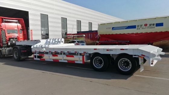 2-5 assi Sinotruk semirimorchio a letto basso con carrello di atterraggio 30-100t Capacità 12 pneumatici