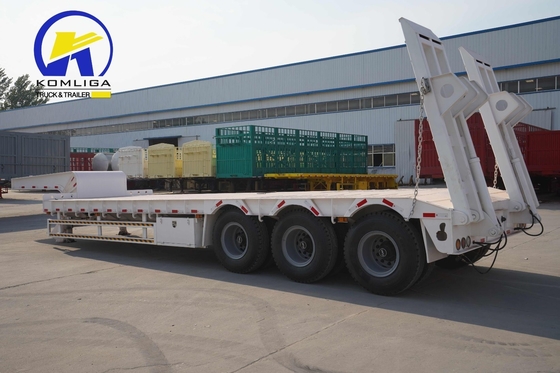 Capacità di carico di 80 t 3 assi camion a letto basso semirimorchio con rampe e 2 porta pneumatici di ricambio