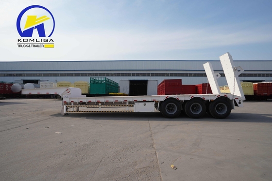 Capacità di carico di 80 t 3 assi camion a letto basso semirimorchio con rampe e 2 porta pneumatici di ricambio