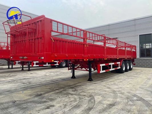 Semi-remorco a tre assi di colore rosso con recinzione a due velocità