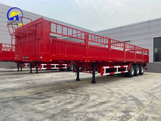 Semi-remorco a tre assi di colore rosso con recinzione a due velocità