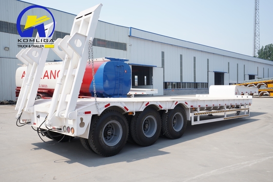 Semi-remolchi lowboy a letto piatto con tre assi pesanti e sistema di sospensione meccanica